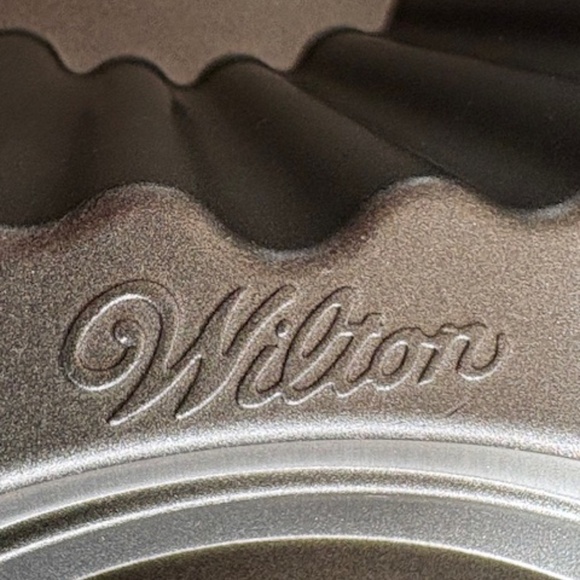 HEAVY Wilton Giant Cupcake/Muffin Pan - Picture 4 of 4